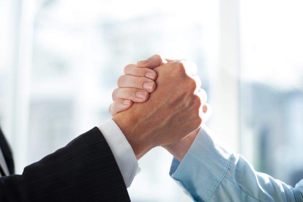Handshake representing Rekruters' commitment to clients and candidates